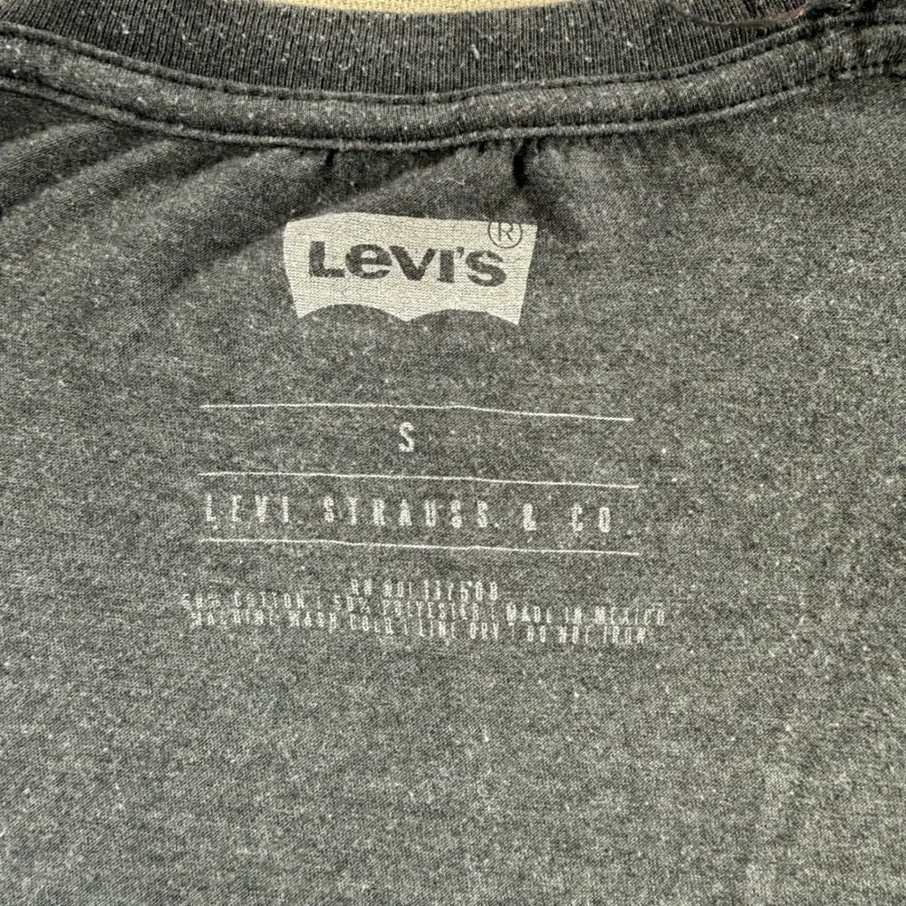 Levis Mens Graphic T-Shirt Charcoal Gray Red Batwing Logo Size S Short Sleeve